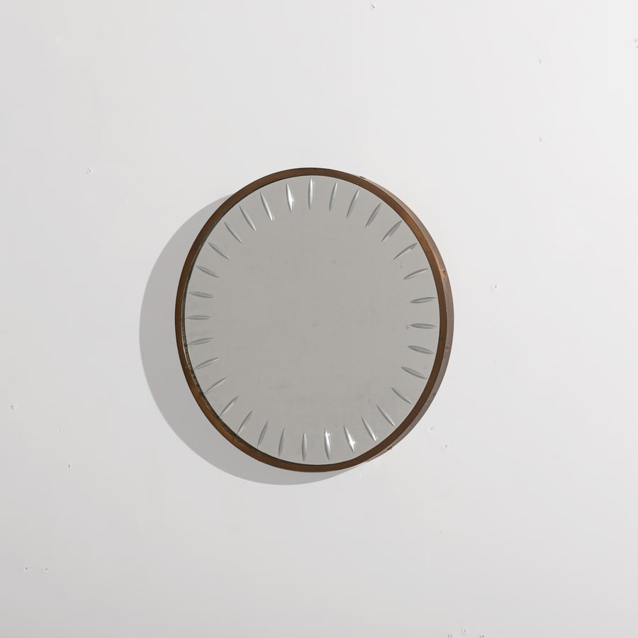 CRISTAL ART: Specchio da parete. Ottone, cristallo specchiato e parzialmente inciso. Torino anni '60. diametro cm 40 A MIRROR BY CRISTAL ART Cfr. : Davide Alaimo, Cristal-Art la lavorazione artistica del