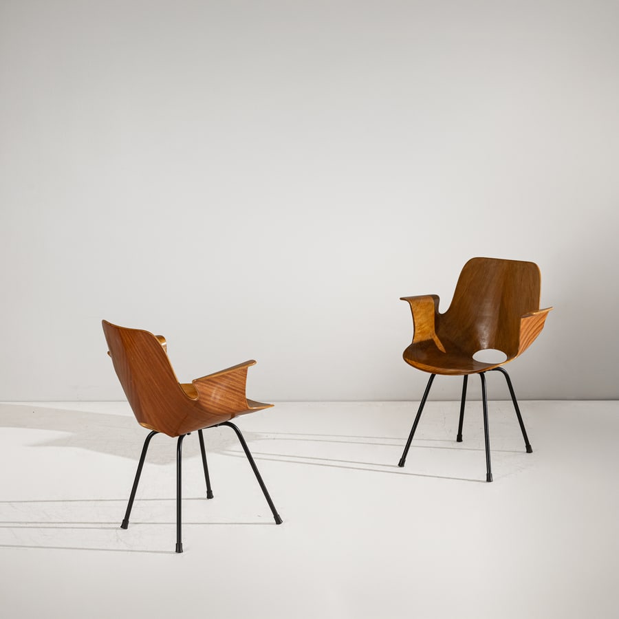 VITTORIO NOBILI: Coppia di poltroncine mod. Medea. Metallo verniciato, compensato curvato impiallacciato. Produzione Fratelli Tagliabue anni '50. Marchio del produttore. cm 80x62x53 A PAIR OF ARMCHAIRS BY V. NOBILI
