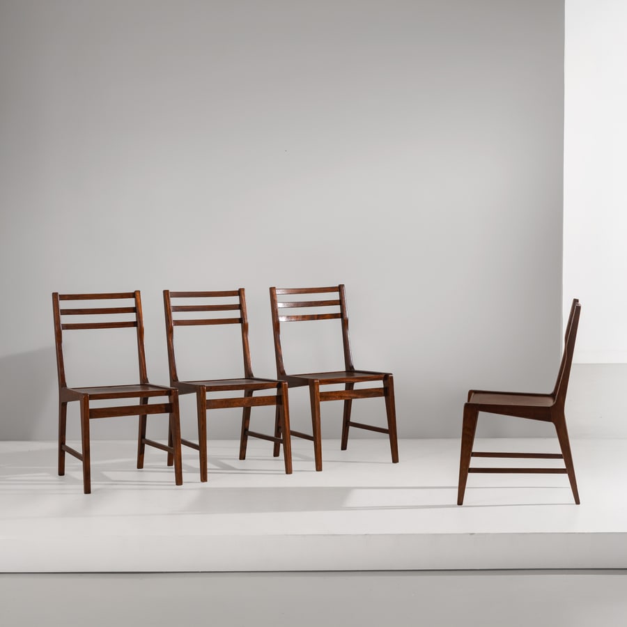 GIO PONTI (ATTRIB. A): Quattro sedie. Legno di faggio massello, compensato impiallacciato in legno di mogano. Produzione Schirolli, anni ' 50. cm 89x44x55 FOUR CHAIRS ATTRIBUTED TO G. PONTI Buone condizioni generali: normal