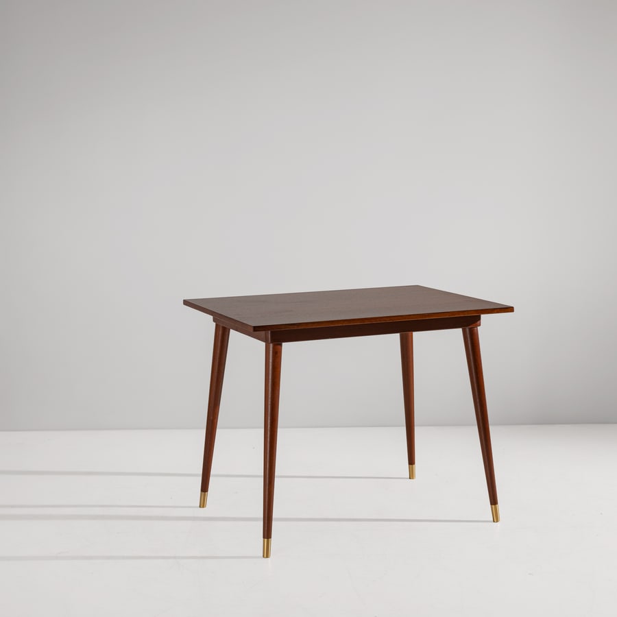 GIO PONTI: Tavolo. Legno, ottone. Italia anni '50. Perizia Gio Ponti Archives cm 76x95x70 A TABLE BY G. PONTI Buone condizioni generali. Piccole righe, leggeri graffi, normali segni di usura. Ottone in patina. L