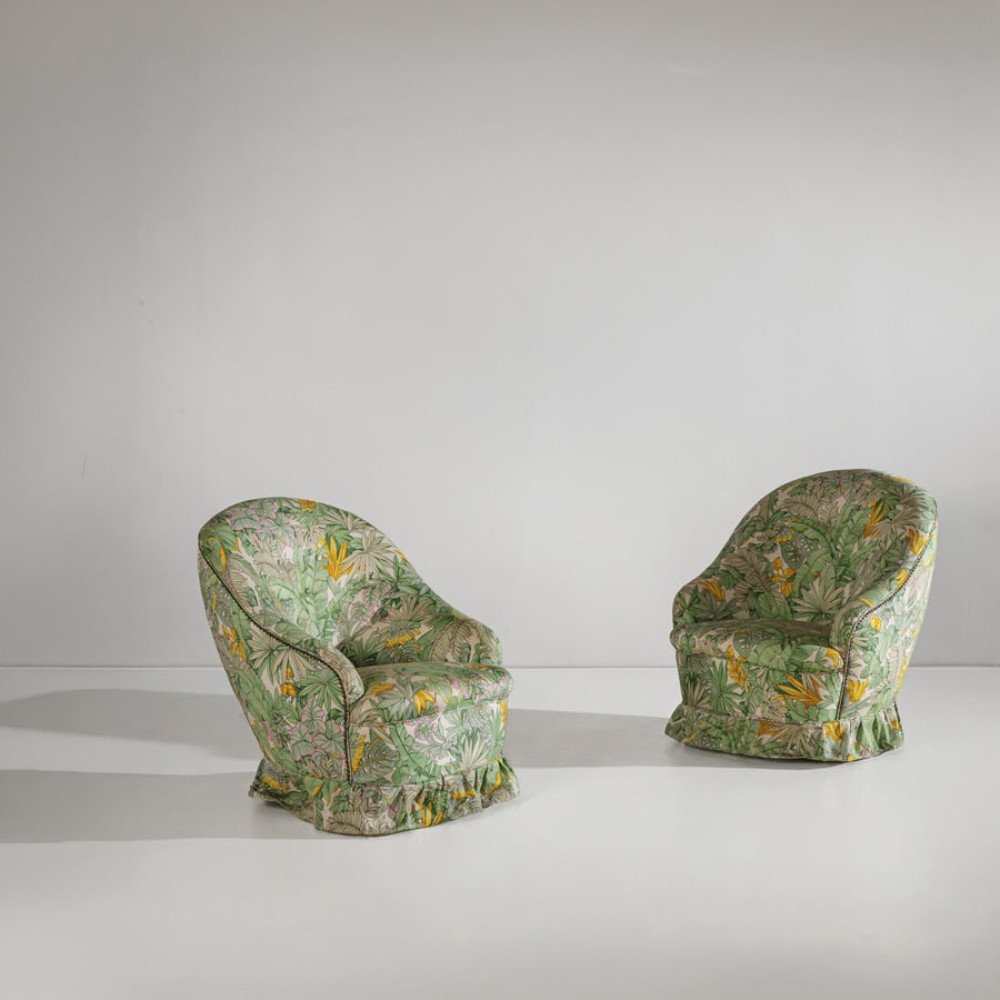GIO PONTI: Coppia di poltrone. Legno tornito, tessuto imbottito. Produzione Casa & Giardino, anni '40. Perizia Gio Ponti Archives. cm 70x63x70 A PAIR OF ARMCHAIRS BY G. PONTI I. de Guttry, M.P. Maino, Il mobile