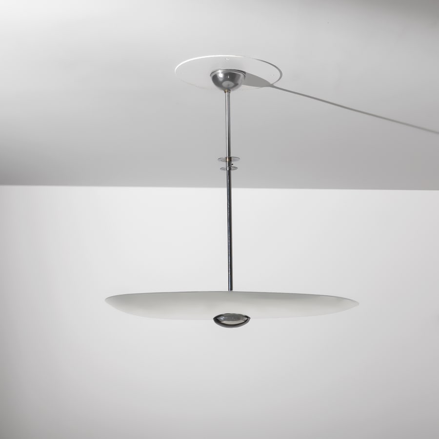 LUIGI FONTANA: Lampada a sospensione. Metallo cromato, cristallo curvato e specchiato. Produzioner Fontana Arte anni '30. Targhetta metallica del produttore. cm 90x86x86 A CEILING LAMP BY L. FONTANA N.B. una riparaz