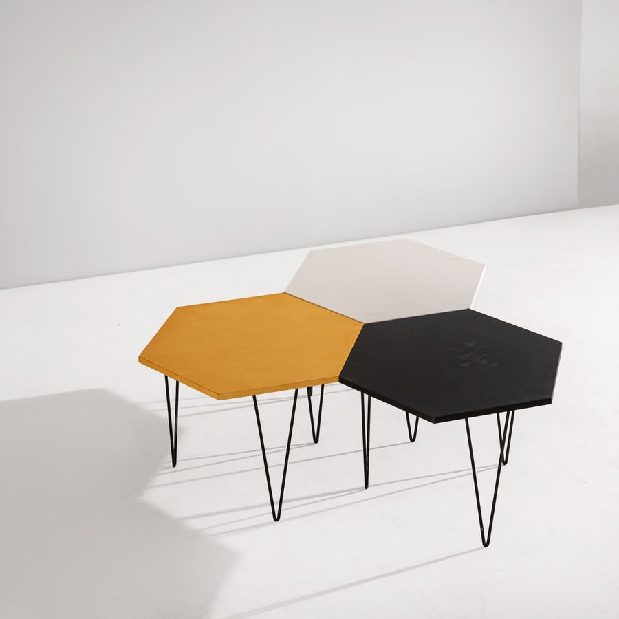 GIO PONTI: Set di tre tavolini. Tondino metallico verniciato, legno, laminato plastico. Produzione ISA Bergamo anni '50. Tracce di targhetta del produttore. cm 36x57x57 THREE OCCASIONAL TABLES BY G. PONTI F. For