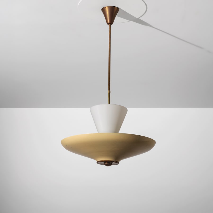 LUMEN (ATTRIB. A): Lampada a sospensione. Ottone, alluminio verniciato, vetro opalino incamiciato. Italia anni '50. cm 83x45 A CEILING LAMP ATTRIBUTED TO LUMEN Buone condizioni generali. Laccatura esterna e interna