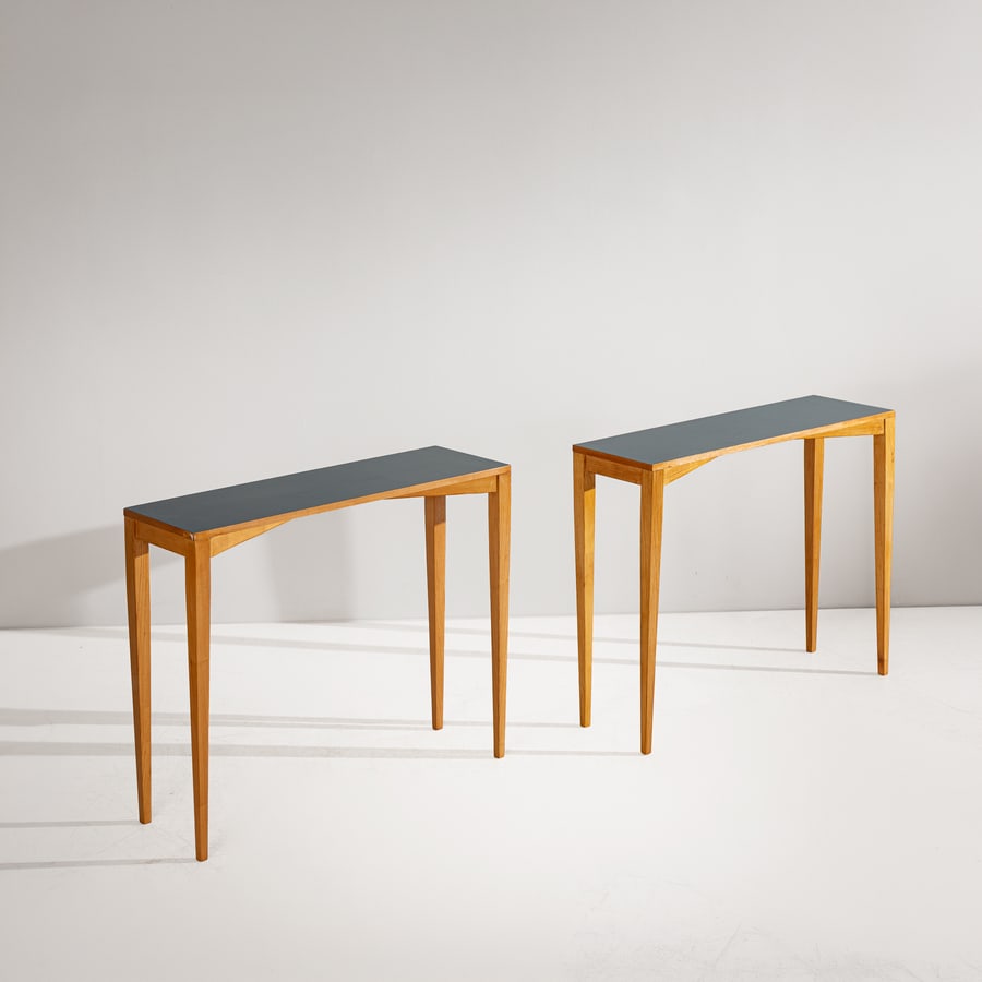 GIO PONTI: Coppia di console per gli arredi dell'Hotel Royal di Napoli. Legno, formica. Italia anni '60. cm 79x98x30 A PAIR OF CONSOLES BY G. PONTI Buone condizioni generali. Piccole righe, leggeri graffi, norma