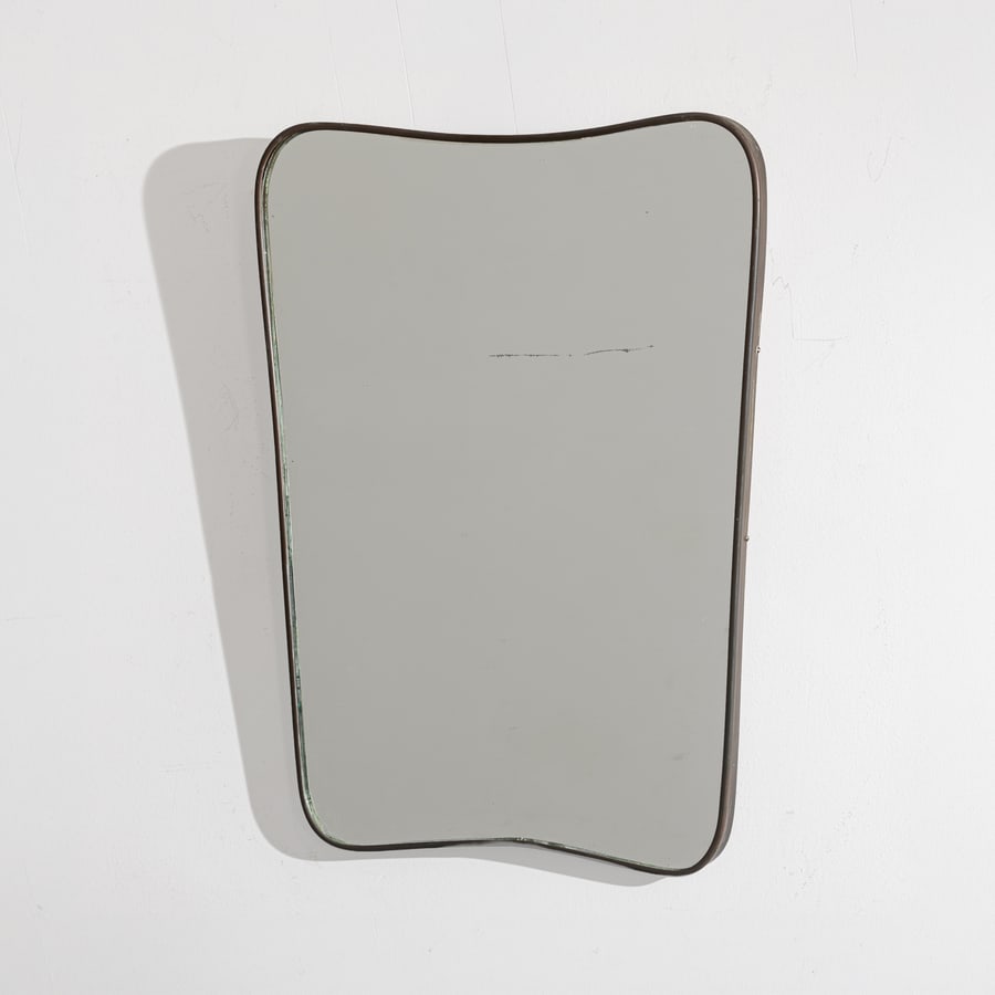 MANIFATTURA ITALIANA: Coppia di specchi. Legno, ottone vetro specchiato. Italia anni '50. cm 60x45,5x2,5; cm 66x45x2 A PAIR OF ITALIAN MIRRORS Buone condizioni generali. Piccole righe, leggeri graffi, normali segni di