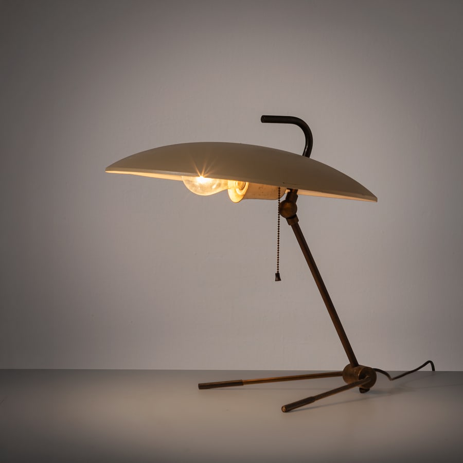 NICOLAJ DJULGHEROFF: Lampada da tavolo. Ottone, alluminio verniciato. Produzione Stilnovo anni '50. cm 38x37x37 A TABLE LMAP BY N. DJULGHEROFF Buone condizioni generali. Piccole righe, leggeri graffi, normali segni di