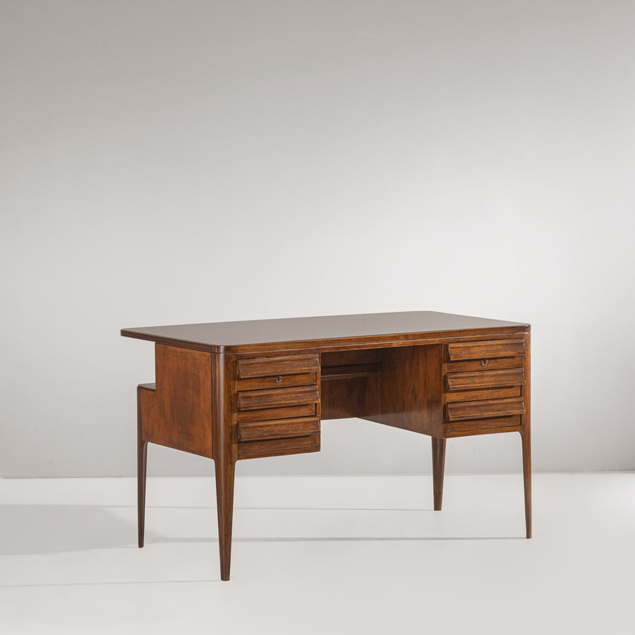 MANIFATTURA ITALIANA: Scrivania. Legno di noce tinto, vetro colorato e molato. Italia anni '50. cm 80x131x80 AN ITALIAN DESK Buone condizioni generali. Piccole righe, leggeri graffi, normali segni dovuti all'uso