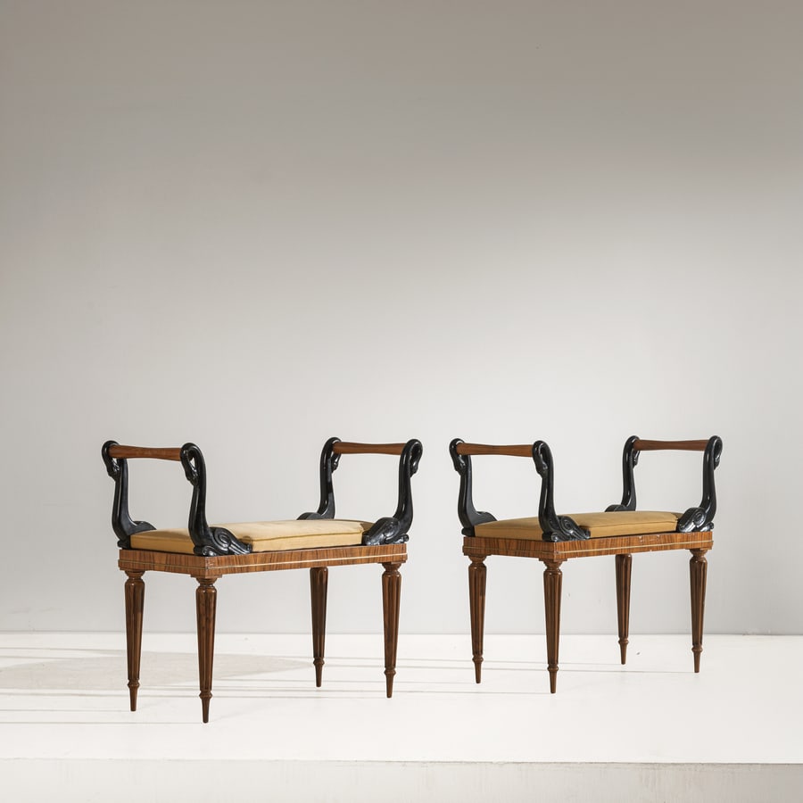 MANIFATTURA FRANCESE: Coppia di pouf. Legno tornito, legno laccato, tessuto imbottito. Italia anni '80. cm 66x80x32 A PAIR OF FRENCH STOOLS Buone condizioni generali. Piccole righe, leggeri graffi, normali segni di usura.