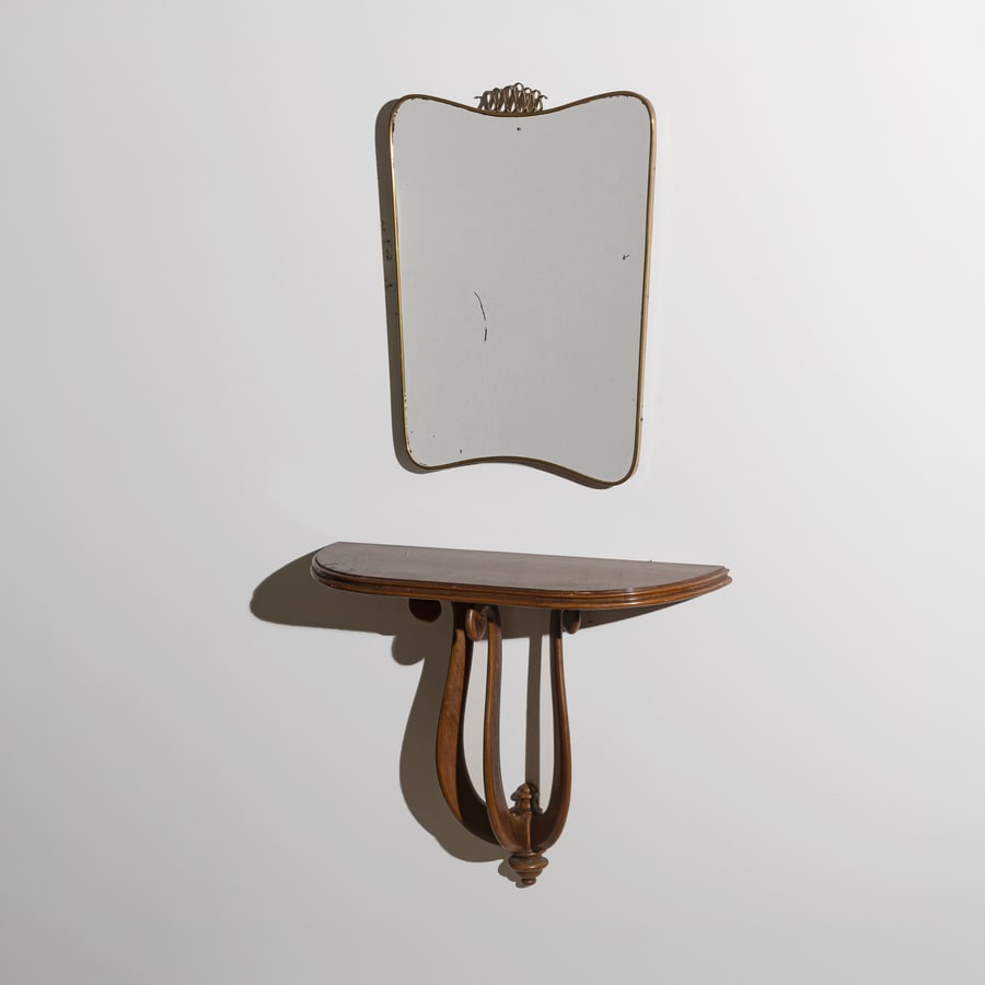 MANIFATTURA ITALIANA: Consolle con specchio. Multistrato impiallacciato in legno di noce, ottone, cristallo specchiato. Italia, anni '50. consolle cm 60x80x25; specchio cm 72x53x3 AN ITALIAN CONSOLLE WITH MIRROR Buone