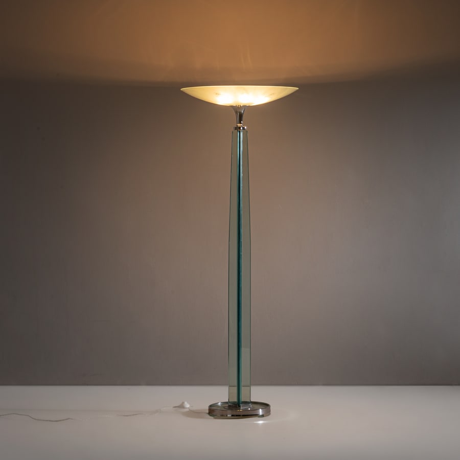LUIGI BRUSOTTI: Lampada da terra. Metallo cromato, cristallo molato e sabbiato. Italia anni '40. cm 181x65x65 A FLOOR LAMP BY L. BRUSOTTI Buone condizioni generali. Piccole righe, leggeri graffi, normali segni di
