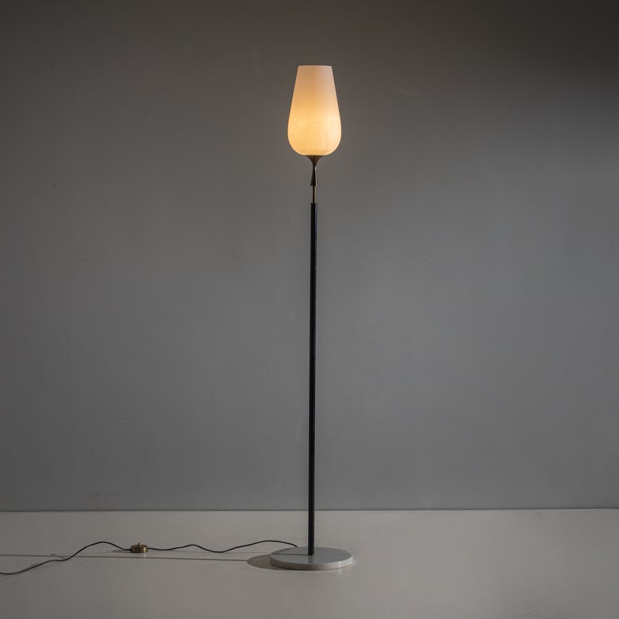 ANGELO LELII: Lampada da terra. Marmo, metallo verniciato, ottone, vetro opalino satinato. Produzione Arredoluce anni '60. cm 190x33x33 A FLOOR LAMP BY A. LELII A. Pansera, A. Padoan, A. Palmaghini, Arredoluce,