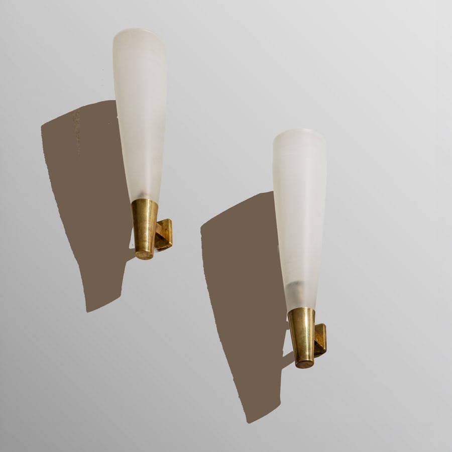 PIETRO CHIESA: Coppia di grandi lampade da parete mod. 1537. Ottone, cristallo sabbiato. Produzione Fontana Arte anni '50. cm 62x14x20 ca. A PAIR OF BIG WALL LAMPS BY P. CHIESA Quaderni di Fontana Arte n. 6, p. 85; 