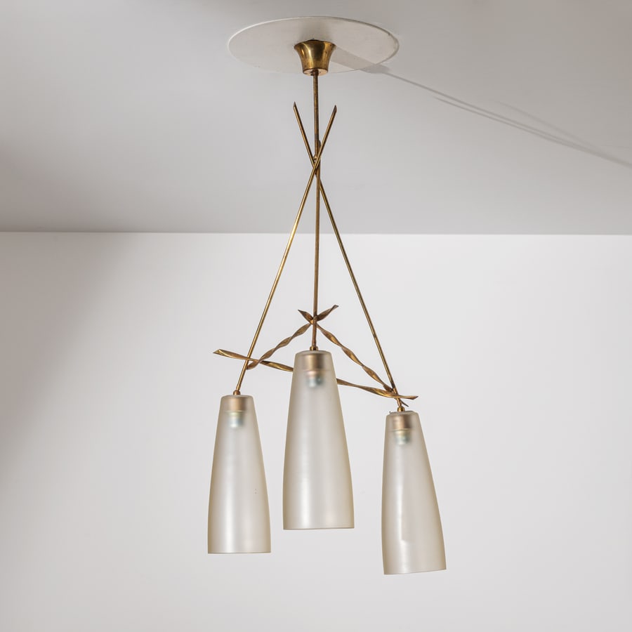 MANIFATTURA ITALIANA: Lampada a sospensione. Vetro, ottone. Italia anni '60. cm 112x55x55 AN ITALIAN CEILING LAMP Buone condizioni generali. Piccole righe, leggeri graffi, normali segni dovuti all'uso quotidiano. Ottone