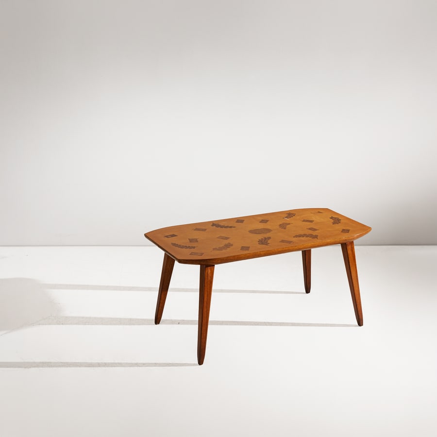 LUIGI SCREMIN (ATTRIB. A): Tavolino. Legno di acero intari in legni di pregio, legno di noce. cm 50,5x110x55 A LOW TABLE ATTRIBUTED TO L. SCREMIN Buone condizioni generali. Piccole righe, leggeri graffi, normali segni di