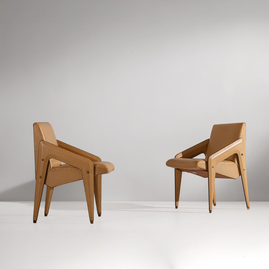 MANIFATTURA ITALIANA: Coppia di poltrone. Legno, pelle imbottita. Italia anni '60. cm 87x53x65 A PAIR OF ITALIAN ARMCHAIRS Buone condizioni generali. Piccole righe, leggeri graffi, normali segni di usura. Ottone in