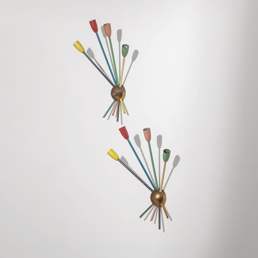 G.C.M.E: Coppia di lampade da parete. Ottone, alluminio verniciato. Produzione G.C.M.E anni '50. cm 54x35x14 A PAIR OF WALL LIGHTS BY G.C.M.E Buone condizioni generali. Piccole righe, leggeri graffi, normali