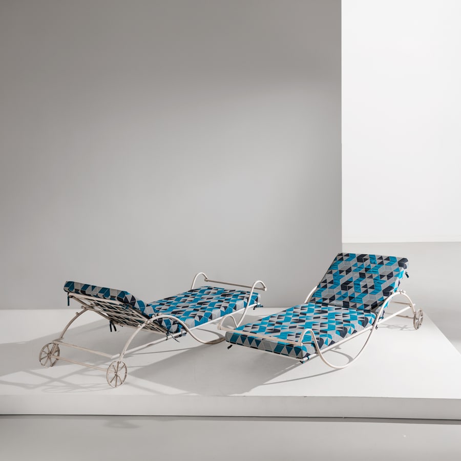 CASA & GIARDINO: Due lettini ; sdraio da esterno. Metallo verniciato, tessuto imbottito. Italia anni '40. cm 70x73x217 A PAIR OF CHAISE LONGUES BY CASA & GIARDINO Buone condizioni generali. Piccole righe, leggeri graf