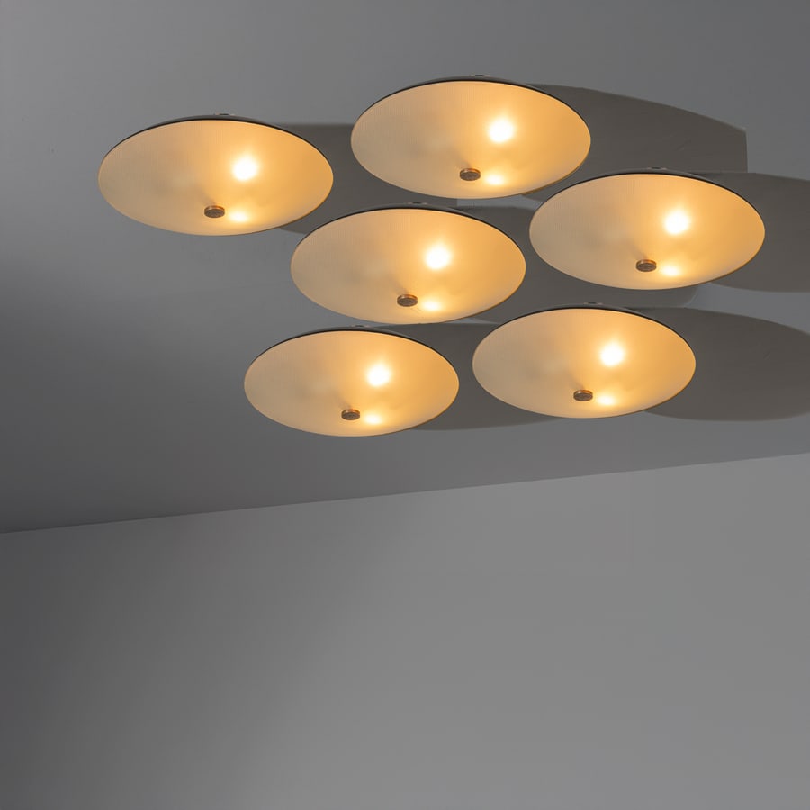 CANDLE: Sei lampade a plafone o da parete. Alluminio verniciato, vetro curvato, ottone. Produzione Candle, anni '60. cm 15x40 SIX WALL/CEILING LAMPS BY CANDLE Catalogo di produzione Buone condizioni