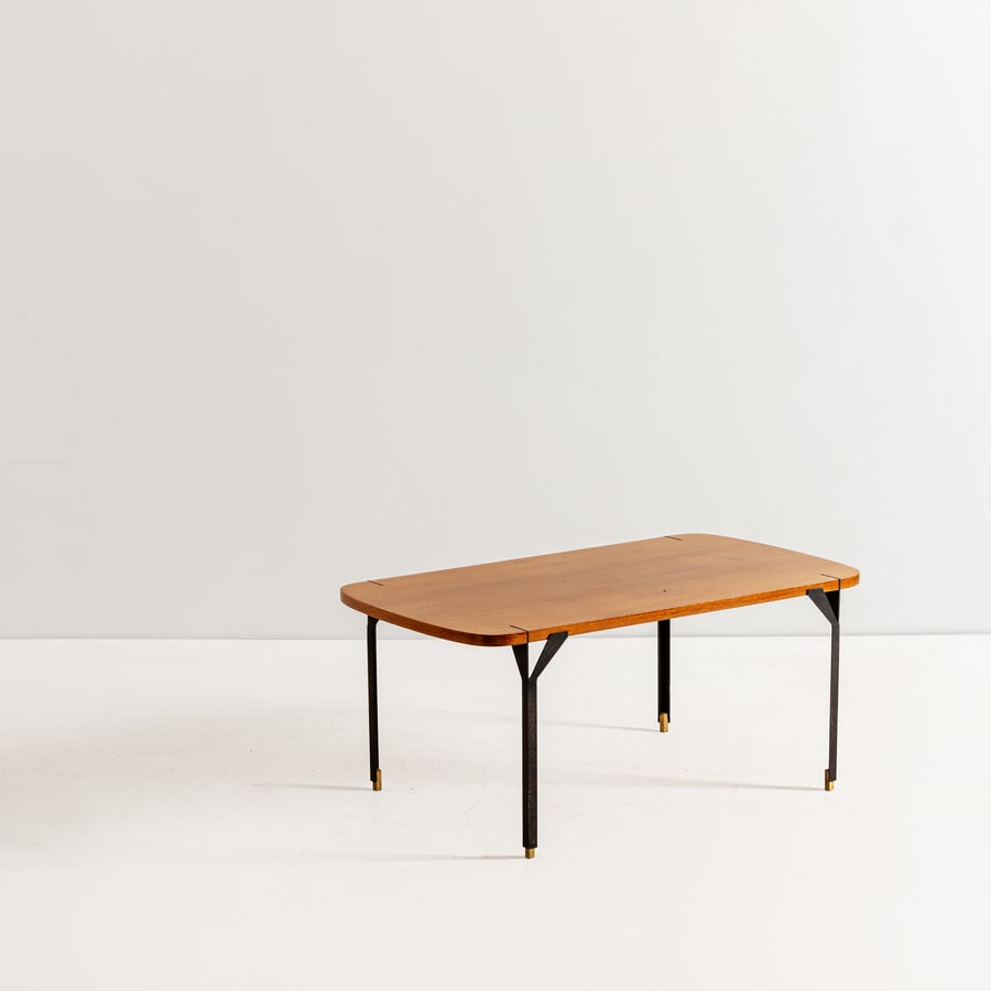 MANIFATTURA ITALIANA: Tavolino da caffè. Legno di teak, metallo verniciato. Italia anni '60. cm 40x90x50 AN ITALIAN LOW TABLE Buone condizioni generali. Piccole righe, leggeri graffi, normali segni di usura.