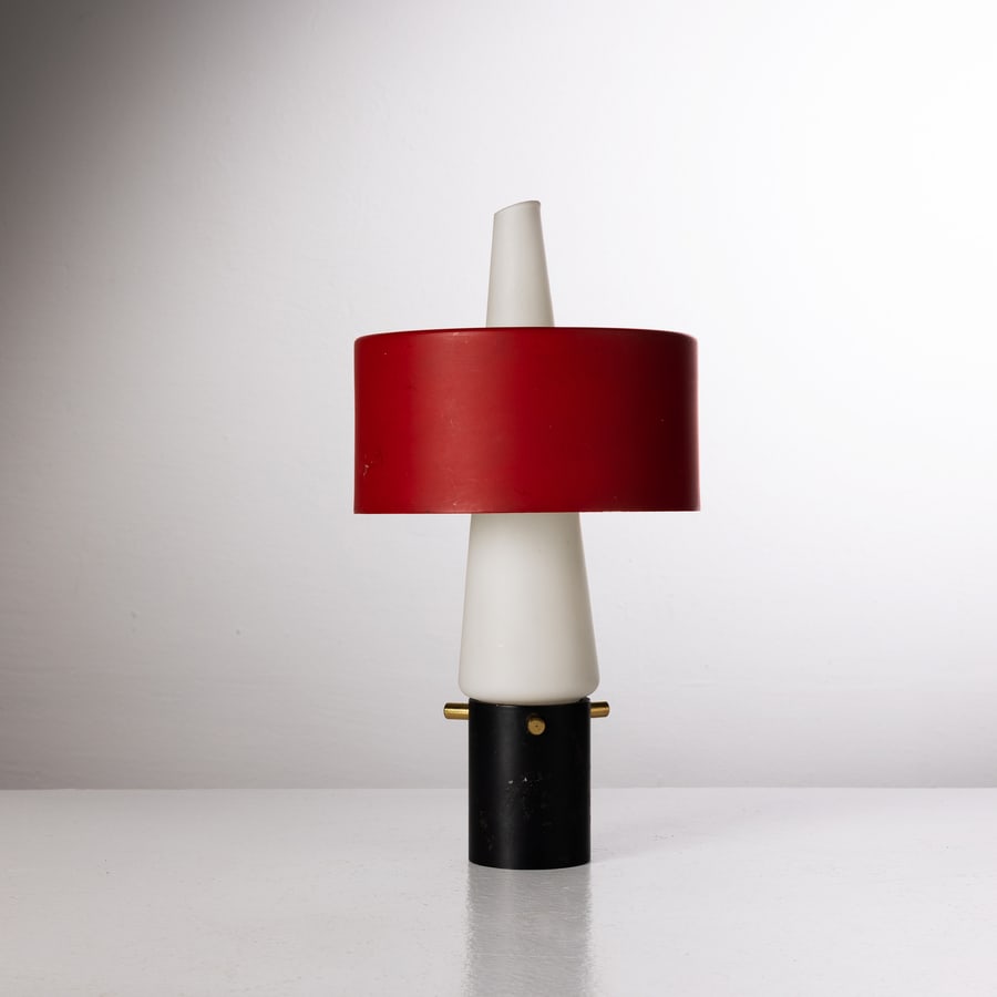 STILNOVO: Lampada da tavolo. Metallo verniciato, ottone, vetro opalino. Decalcomania del produttore, Italia fine anni '50. cm 32x16x16 A TABLE LAMP BY STILNOVO Condizioni molto buone. Righe, segni di usura. lie