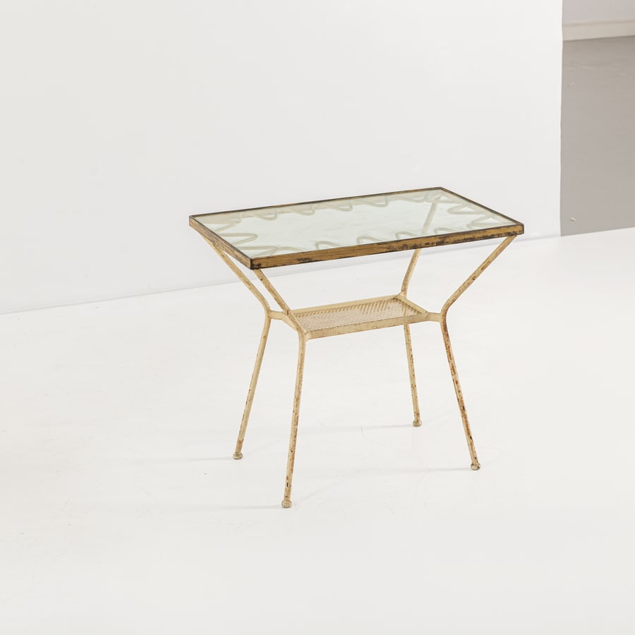 CASA & GIARDINO (ATTRIB. A): Tavolino. Metallo smaltato, cristallo molato, ottone. Italia anni '40. cm 55x60x38 AN OCCASIONAL TABLE LAMP ATTRIBUTED TO CASA & GIARDINO Buone condizioni generali. Righe, graffi, normali segni di