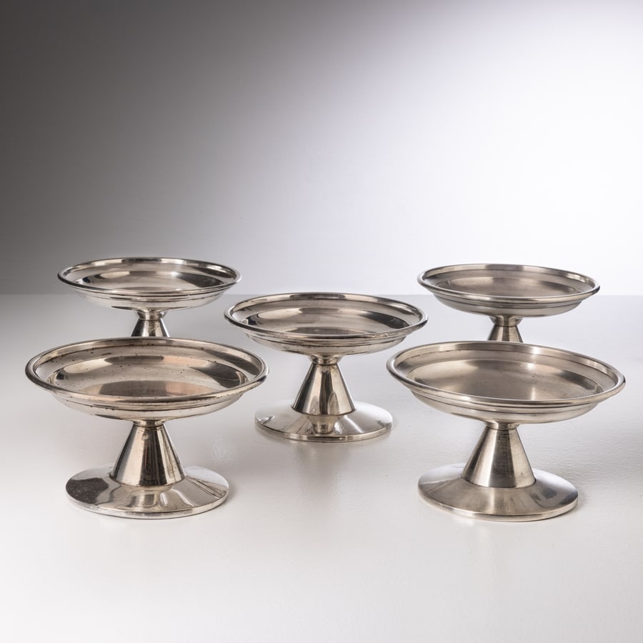 CALDERONI: Cinque alzate. Metallo argentato. Marchio impresso sotto la base. Italia anni '50. cm 14x24,5x24,5 FIVE CENTERPIECES BY CALDERONI Buone condizioni. Righe, graffi, segni di usura, mancanze