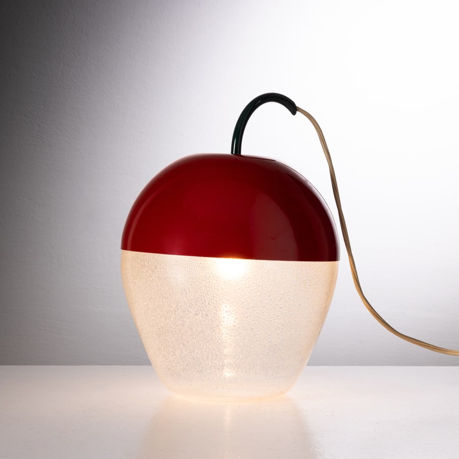 SELENOVA (ATTRIB. A): Lampada da tavolo mod. Big Apple. Vetro bulicante, alluminio verniciato. Italia anni '70. cm 30x22 ca. A TABLE LAMP ATTRIBUTED TO SELENOVA Buone condizioni generali. Piccole righe, leggeri graffi, nor