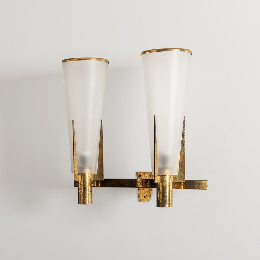 STILNOVO: Lampada da parete. Ottone, vetro satinato. Produzione Stilnovo anni '50. cm 50x52x20 A WALL LAMP BY STILNOVO Buone condizioni generali. Piccole righe, leggeri graffi, normali segni di usura. Ottone in