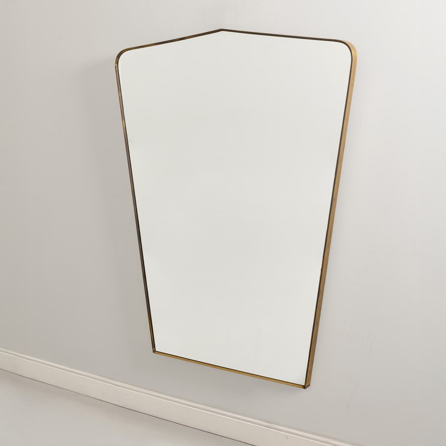 MANIFATTURA ITALIANA: Specchio da parete. Legno, ottone, cristallo specchiato. Italia anni '50. cm 145,5x117x4 AN ITALIAN MIRROR Buone condizioni generali. Piccole righe, leggeri segni di usura. Lieve ossidazione.