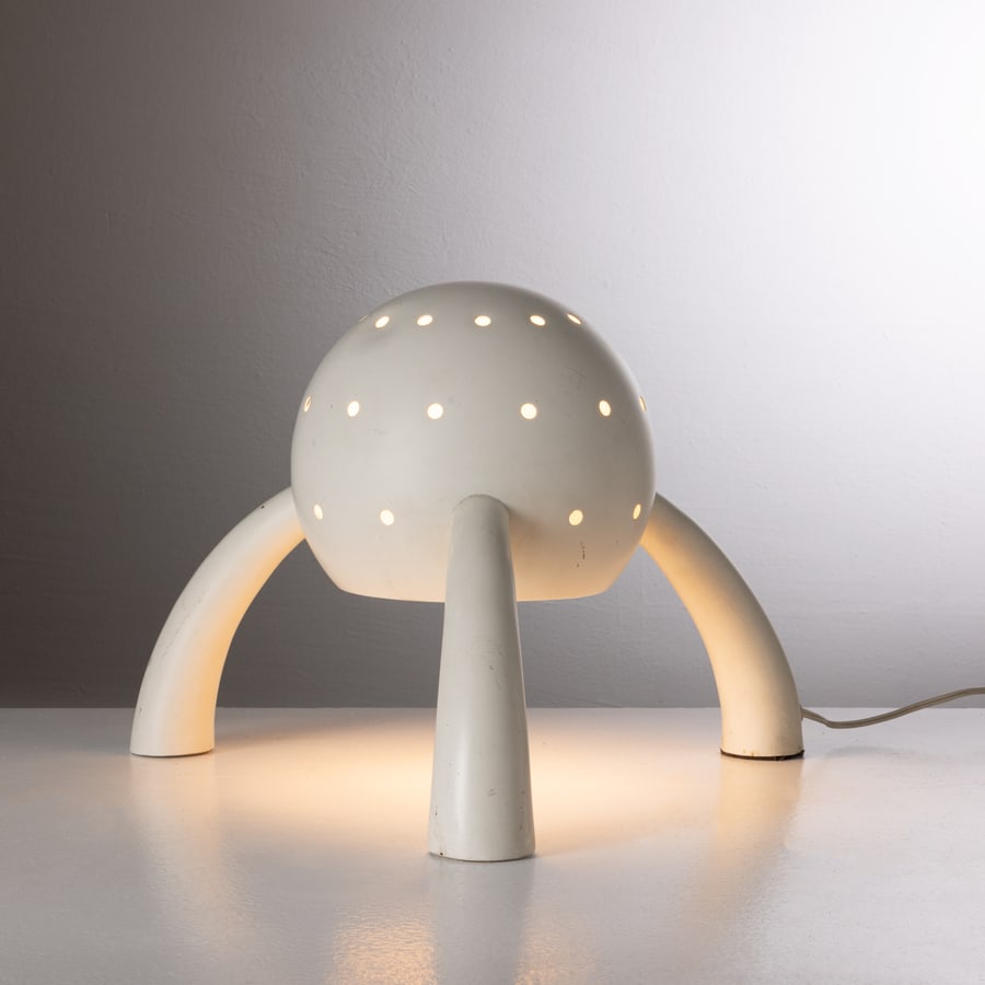 MANIFATTURA ITALIANA: Lampada da tavolo spazialista. Metallo traforato verniciato. Anni '60. cm 33x39x28 ca. AN ITALIAN SPATIALIST TABLE LAMP Buone condizioni. Piccole righe, leggeri graffi e segni di usura. piccole
