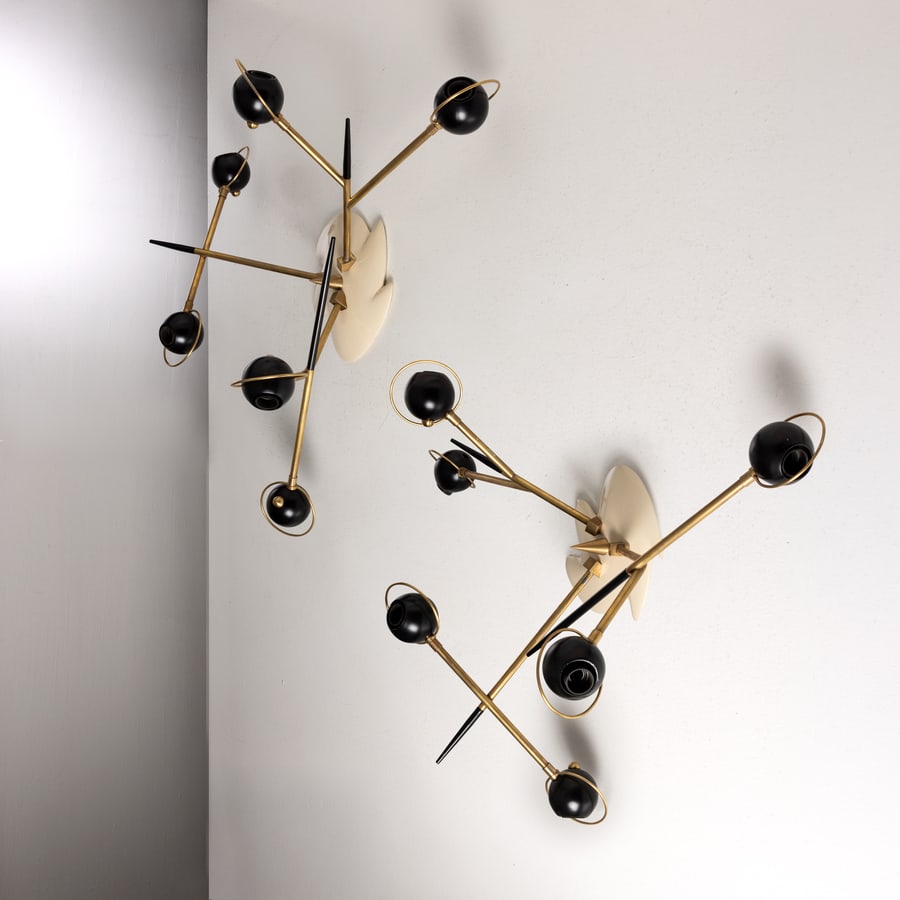 OSCAR TORLASCO (ATTRIB. A): Due lampade da parete. Ottone, fusione di alluminio verniciato, alluminio verniciato. Italia anni '60. cm 67x54x28 ca. A PAIR OF WALL ; CEILING LAMPS ATTRIBUTED TO O. TORLASCO Condizioni molto buone.