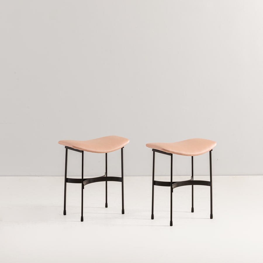 MANIFATTURA ITALIANA: Due scanni. Metallo verniciato, tessuto imbottito. Anni '50. cm 48x43x31 A PAIR OF ITALIAN OTTOMANS Buone condizioni. Righe e graffi, piccole mancanze. Tessuto con lievi aloni e punti di maggiore