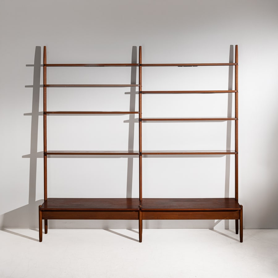 MANIFATTURA ITALIANA: Libreria. Legno di noce tinto. Italia, anni '50. cm 207x214x48 AN ITALIAN BOOKCASE Buone condizioni generali. Piccole righe, leggeri graffi, normali segni dovuti all'uso quotidiano. Visibili macchie