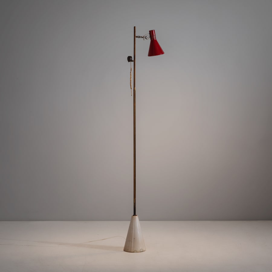 STILNOVO: Lampada da terra. Marmo, ottone, allu inio verniciato. Produzione Stilnovo anni '50. Marchio impresso. cm 160x28x28 A FLOOR LAMP BY STILNOVO Buone condizioni. righe, segni d'usura, lievi aloni,