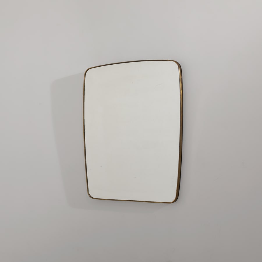 MANIFATTURA ITALIANA: Specchio. Legno, ottone, cristallo specchiato. Italia anni '50 cm 96x81 AN ITALIAN MIRROR Buone condizioni generali. Piccole righe, leggeri graffi, normali segni di usura. Ottone in patina con lieve
