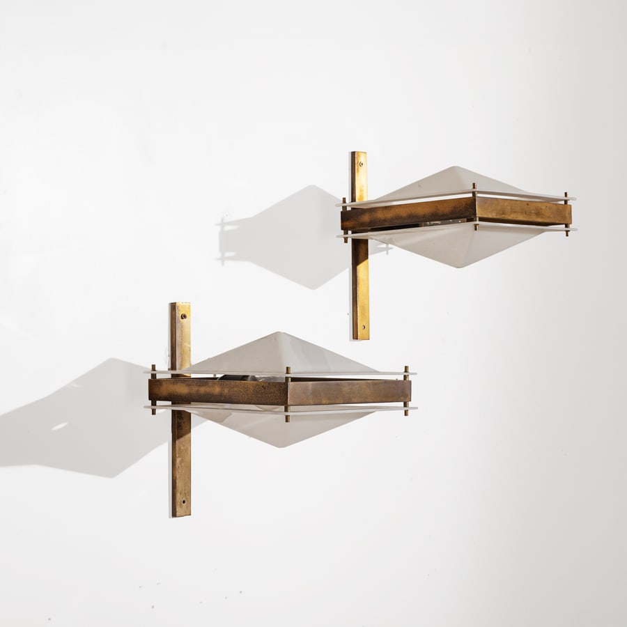 MANIFATTURA ITALIANA: Due lampade da parete. Ottone, perspex. Italia anni '50. cm 30x26x34 A PAIR OF ITALIAN WALL LIGHTS Buone condizioni generali. Piccole righe, leggeri graffi, normali segni di usura. Ottone in patina co