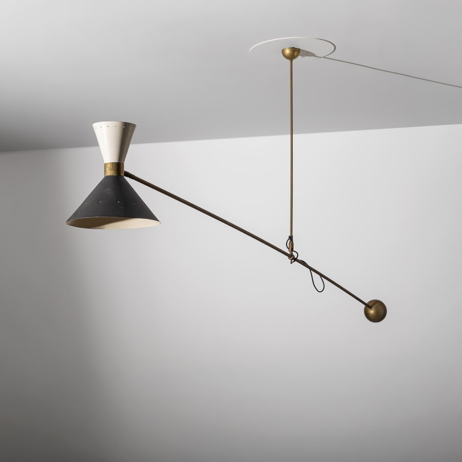 MANIFATTURA ITALIANA: Lampada a sospensione. Ottone, alluminio verniciato. Italia XXI secolo. cm 120x190x28 ca AN ITALIAN CEILING LAMP Buone condizioni generali. Piccole righe, leggeri graffi, normali segni di usura.