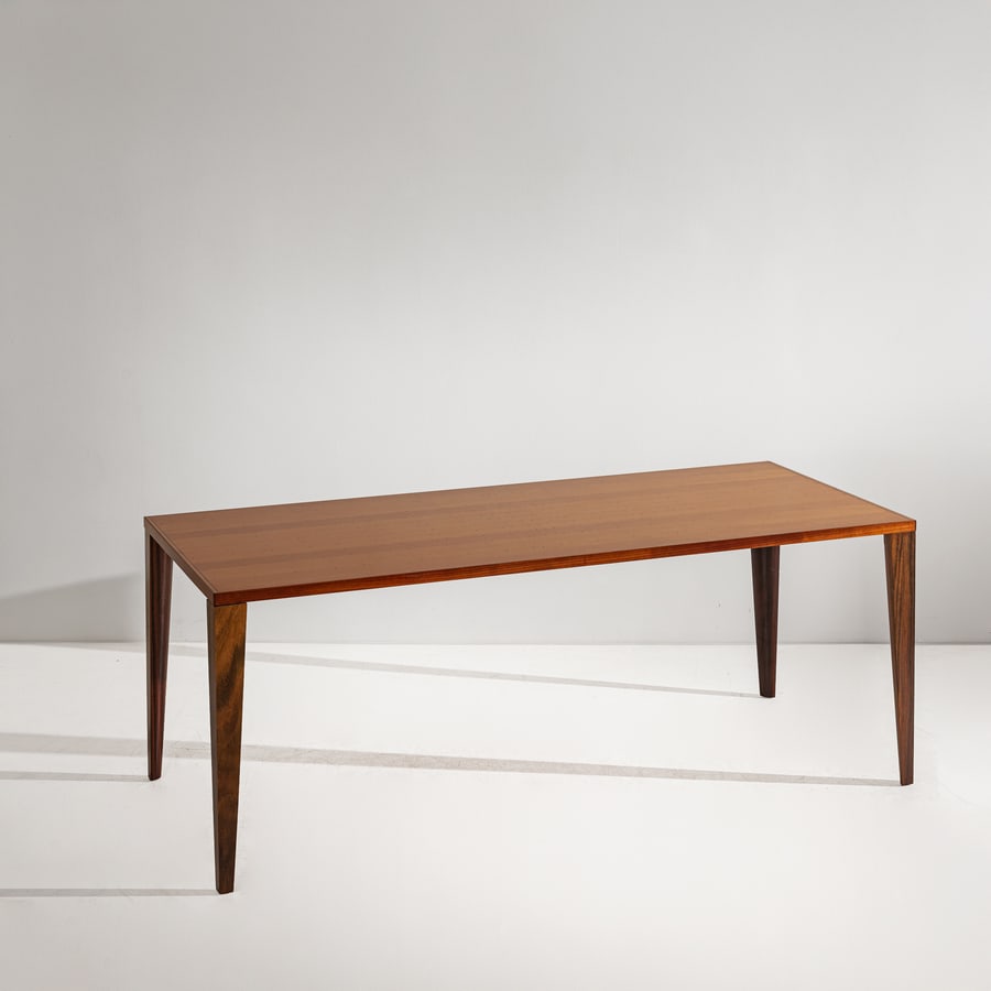 MANIFATTURA ITALIANA: Tavolo. Legno esotico, legno di noce. Italia anni '80 cm 73x190x80 AN ITALIAN TABLE Buone condizioni generali. Piccole righe, leggeri graffi, normali segni dovuti all'uso quotidiano.