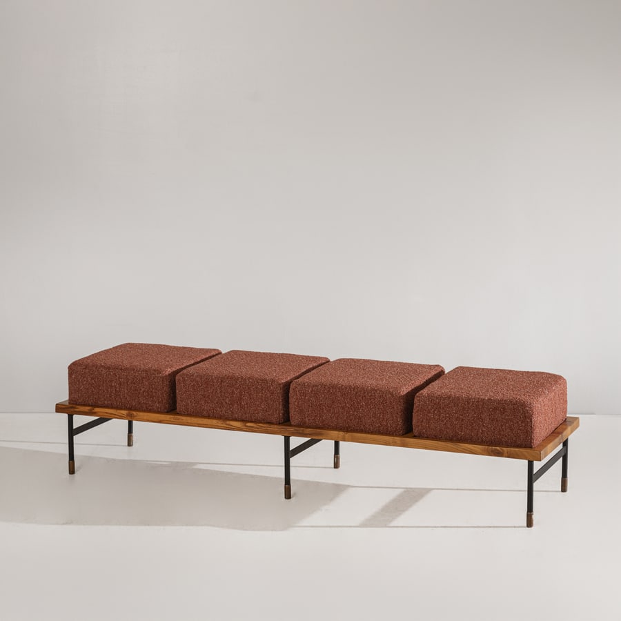 MANIFATTURA ITALIANA: Panca. Legno, metallo verniciato, ottone, tessuto imbottito. Italia anni '60. cm 47x204x57 AN ITALIAN BENCH Buone condizioni generali. Piccole righe, leggeri graffi, normali segni di usura. Tessuto