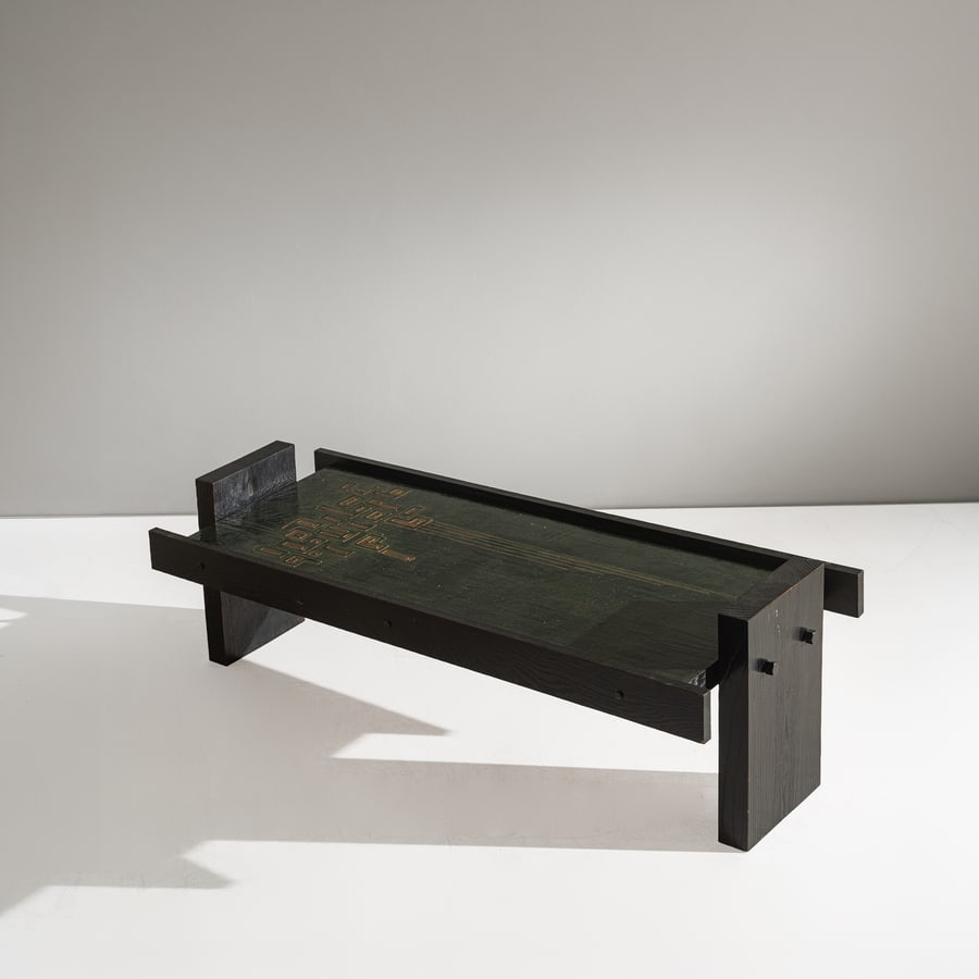 MANIFATTURA ITALIANA: Tavolino da centro. Legno tinto, smalto. Italia anni '70. cm 48x139x63 AN ITALIAN LOW TABLE Lievi fessurazioni sul legno. Righe, aloni, segni di usura. Smalto in ottime condizioni vintage. Lievissime 