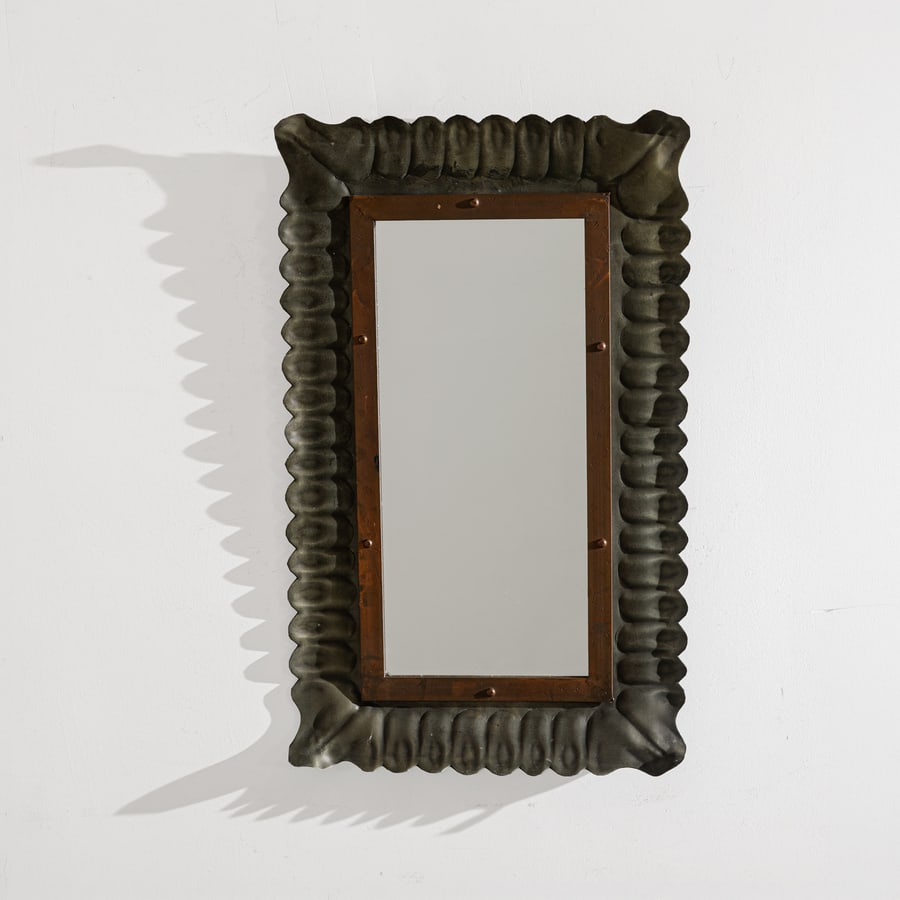 MANIFATTURA ITALIANA: Specchio. Metallo nichelato, rame, cristallo specchiato. Italia anni '60. cm 78x48,5x5 AN ITALIAN MIRROR Buone condizioni generali. Piccole righe, leggeri graffi, normali segni di usura. Piccole