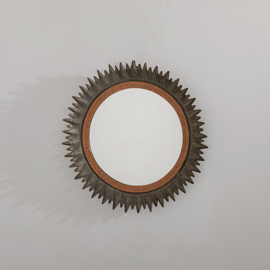 MANIFATTURA ITALIANA: Specchio. Alluminio pressofuso, rame, cristallo specchiato. Italia anni '60. diametro cm 69 AN ITALIAN MIRROR Buone condizioni generali. Piccole righe, leggeri graffi, normali segni di usura. Metallo