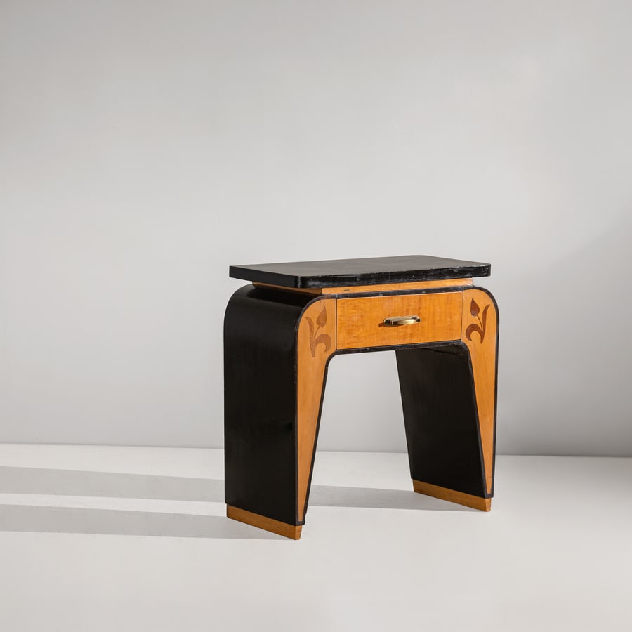 MANIFATTURA ITALIANA: Consolle. Legno di ciliegio, legno ebanizzato, intarsi in legni di pregio, ottone. Italia anni '40. cm 76x76x38 AN ITALIAN CONSOLLE Buone condizioni generali. Piccole righe, leggeri graffi, normali