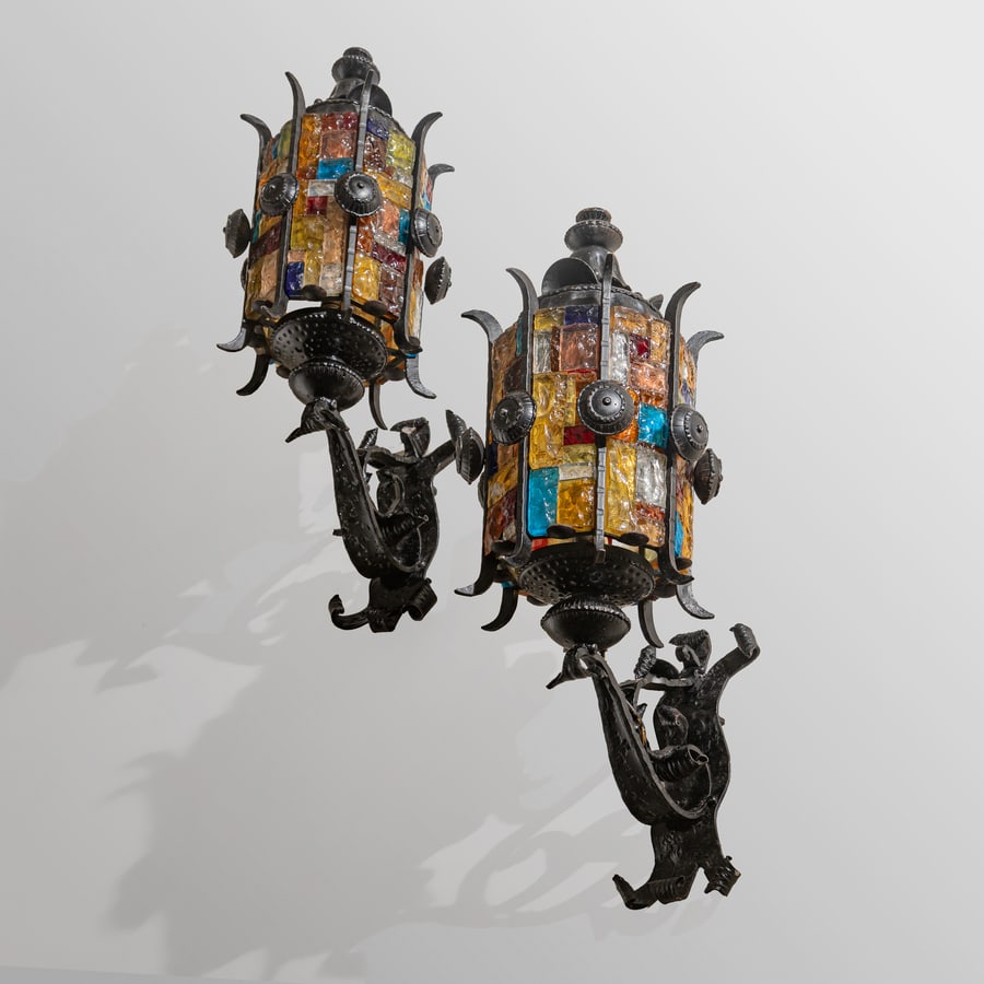 ALBANO POLI: Due grandi lampade da parete. Ferro patinato, vetro massiccio colorato e martellato. Produzione Poliarte anni '60. cm 90x34 A PAIR OF HUGE WALL LIGHTS BY A. POLI Buone condizioni generali. Piccole