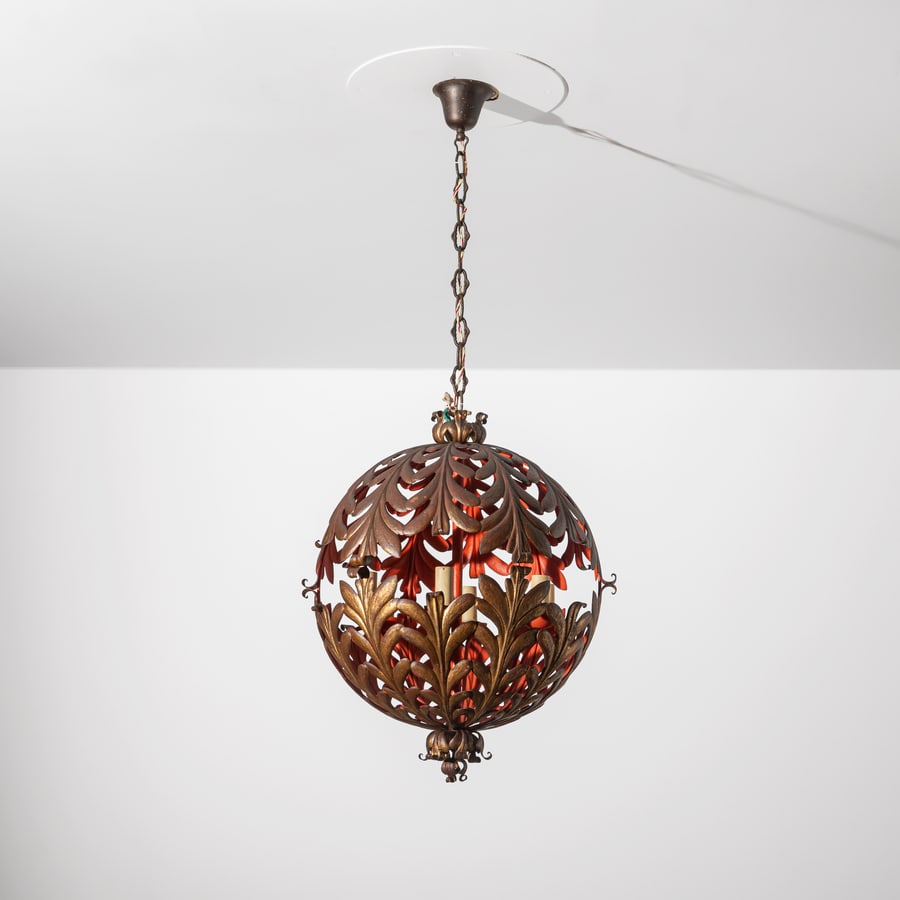 MANIFATTURA ITALIANA: Lanterna. Metallo sbalzato dorato patinato e laccato all'interno, ottone. Italia anni '50 ; '60. cm 115x diametro 50 AN ITALIAN LANTERN Condizioni molto buone. Righe, graffi segni d'usura,
