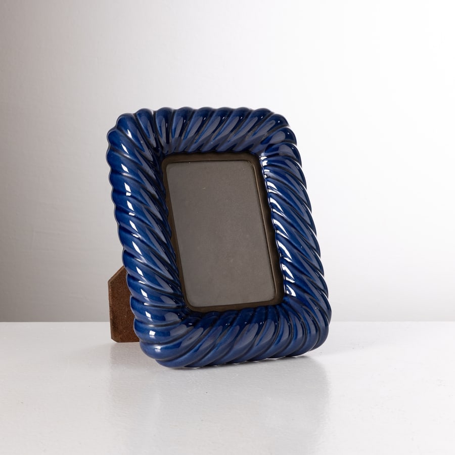 TOMMASO BARBI: Cornice portaritratti. Ceramica colorata, ottone, cristallo molato. Italia anni '70. cm 27x22x16 A PICTURE FRAME BY T. BARBI Buone condizioni generali. Piccole righe, leggeri graffi, normali segni di