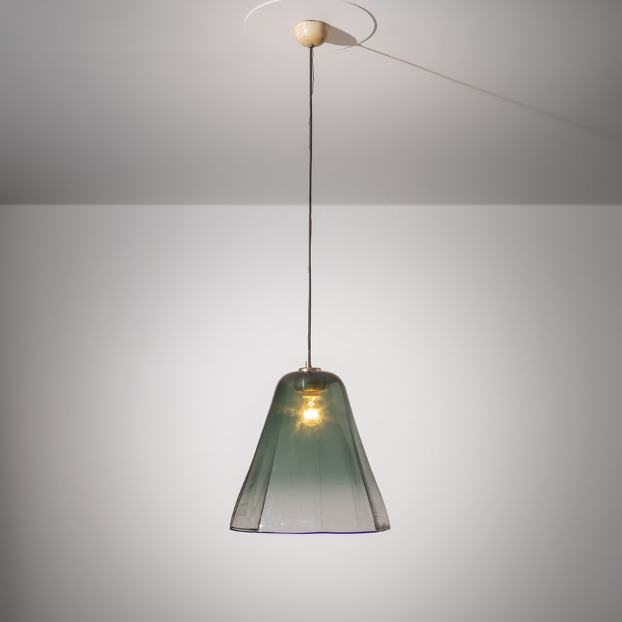 MANIFATTURA MURANESE: Lampada a sospensione. Metallo cromato, vetro lavorato a caldo. Murano, Italia anni '70. cm 138x42x42 A MURANO GLASS CEILING LAMP Buone condizioni generali. Piccole righe, leggeri graffi, normali