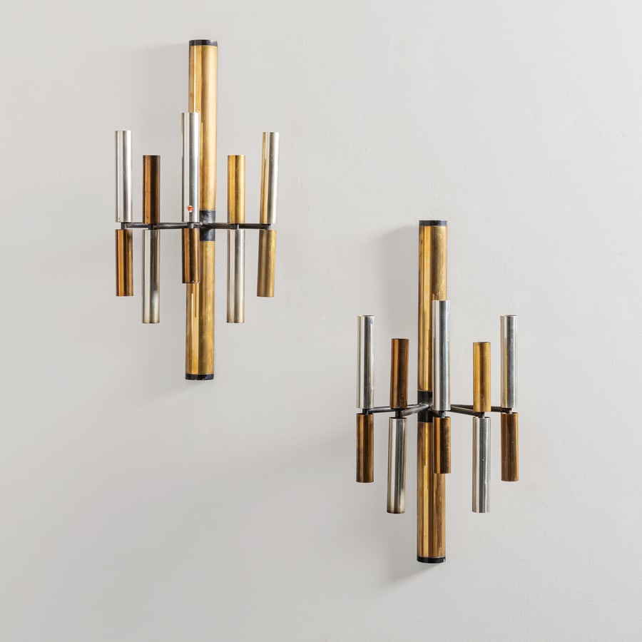 STILNOVO: Coppia di lampade da parete. Metallo verniciato, ottone, metallo cromato. Produzione Stilnovo anni '50. Decalcomania del produttore. cm 60x25x18 A PAIR OF WALL LIGHTS BY STILNOVO Buone condizioni gene