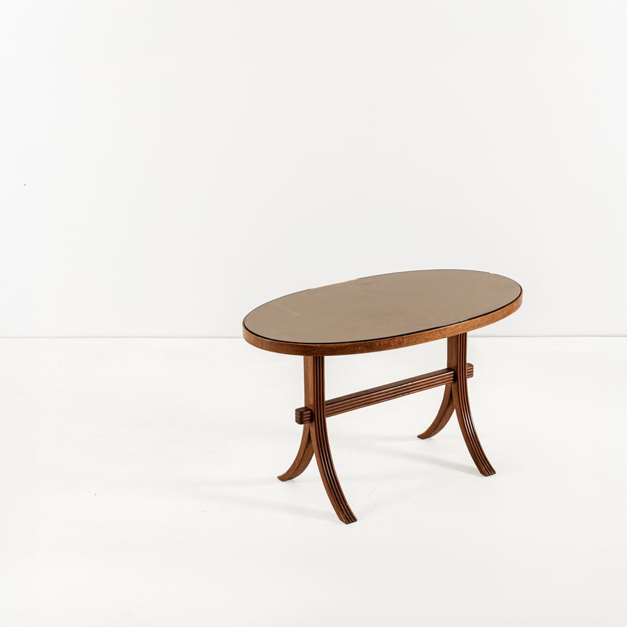MANIFATTURA ITALIANA: Tavolino. Legno, cristallo specchiato. Italia anni '50. cm 55,5x90x50 AN ITALIAN OCCASIONAL TABLE Buone condizioni generali. Piccole righe, leggeri graffi, normali segni di usura. Vetro recentemente s